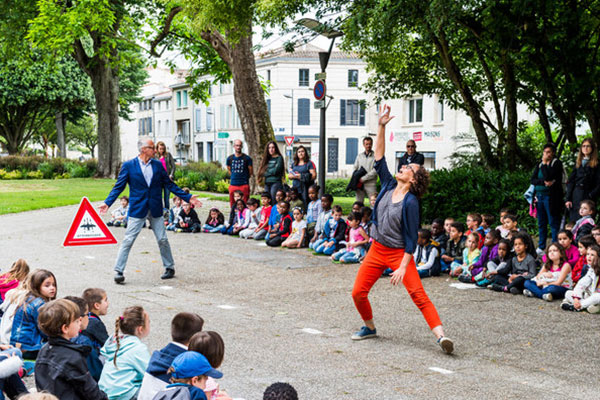 Cie Volubilis © Alex Giraud Parcours conçu par le Théâtre le Liburnia, « Danse dans l’espace public », 2018-2019