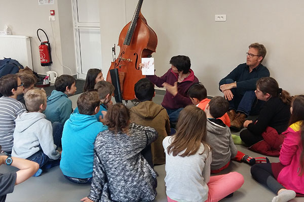 Les musiciens Agnès et Joseph Doherty intervenant dans une école © La Cali  Parcours conçu par MusiK à Pile, « Fin Mc Cool… Légendes d’Eire », 2017-2018